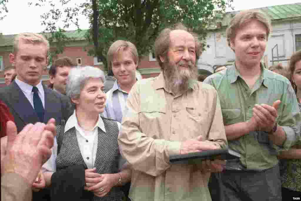 Аляксандар Салжаніцын, 1994 - Aleksandr Solzhenitsyn with wife and sons in Yaroslavl -- Ярославль. Александр Солженицын с женой и сыновьями во время визита в город.