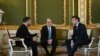 Президентите на Украйна и Франция Володимир Зеленски и Еманюел Макрон и премиерът на Великобритания Киър Стармър (в средата).