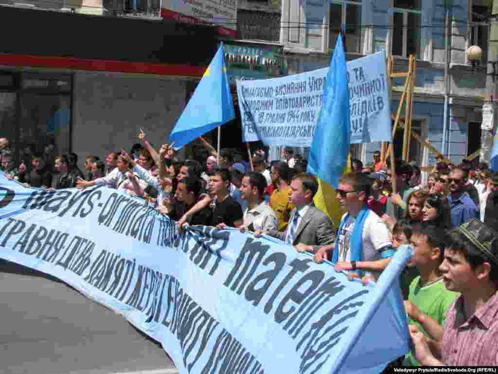 Рік 2011-й, Сімферополь, вулиця Кірова. Всупереч розповідями російської пропаганди, 18 травня відзначали не лише кримські татари. Всі люди, небайдужі до проблем сусіднього народу, приєднувалися до вуличної ходи. І знову учасники вимагають визнати депортацію геноцидом.