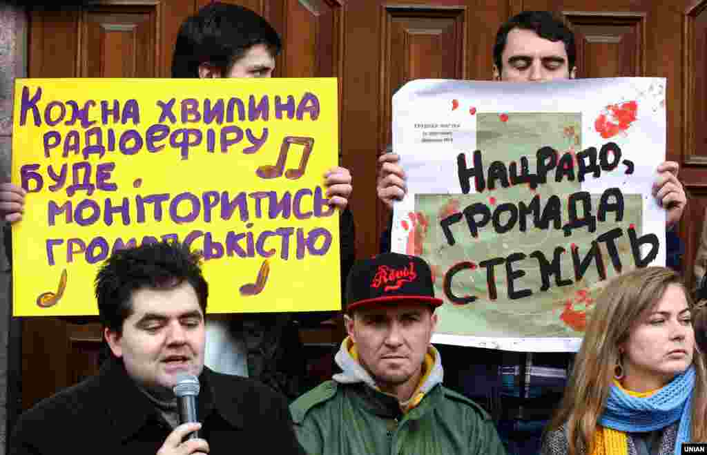 Акція-попередження про необхідність дотримання норм закону про квоти на пісні українською мовою в радіоефірі, біля Національної Ради з питань телебачення і радіомовлення. Київ, 8 листопада 2016 року. БІЛЬШЕ ПРО ЦЕ 