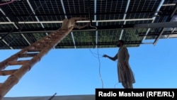 Radnici postavljaju kineske solarne panele u pakistanskoj provinciji Khyber Pakhtunkhwa.