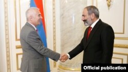 Հայաստանի վարչապետ Նիկոլ Փաշինյանը ողջունում է Եվրամիության դեսպան Պյոտր Սվիտալսկիին, Երևան, 5-ը հունիսի, 2018թ․