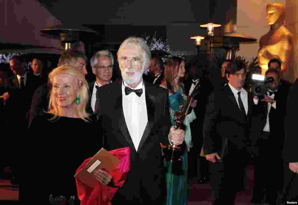 Oscar mükafatı qazanmış ən yaxşı xarici filmin (Amour) rejissoru Michael Haneke həyat yoldaşı Susanne ilə birlikdə