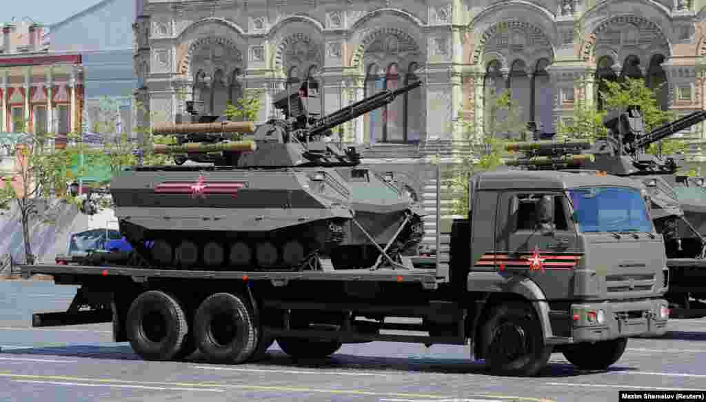 10-тонный дистанционно управляемый «Уран-9» участвует в боевых действиях в Сирии, но, по сообщениям, неоднократно выходил из строя и терял связь с операторами в самый разгар битвы. 