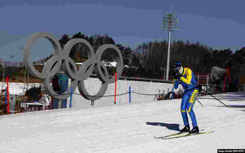 Спортсмен Олімпійської збірної України під час тренування на гірськолижному курорті Альпенсія у Південній Кореї, 4 лютого 2018 року. Зимові олімпійські ігри-2018 відбудуться з 9 по 25 лютого у південнокорейському місті Пхьончхан. 