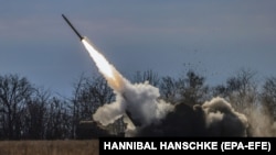 Реактивная артиллерийская система HIMARS ВСУ ведет огонь вблизи линии фронта Херсонской области, 5 ноября 2022 года