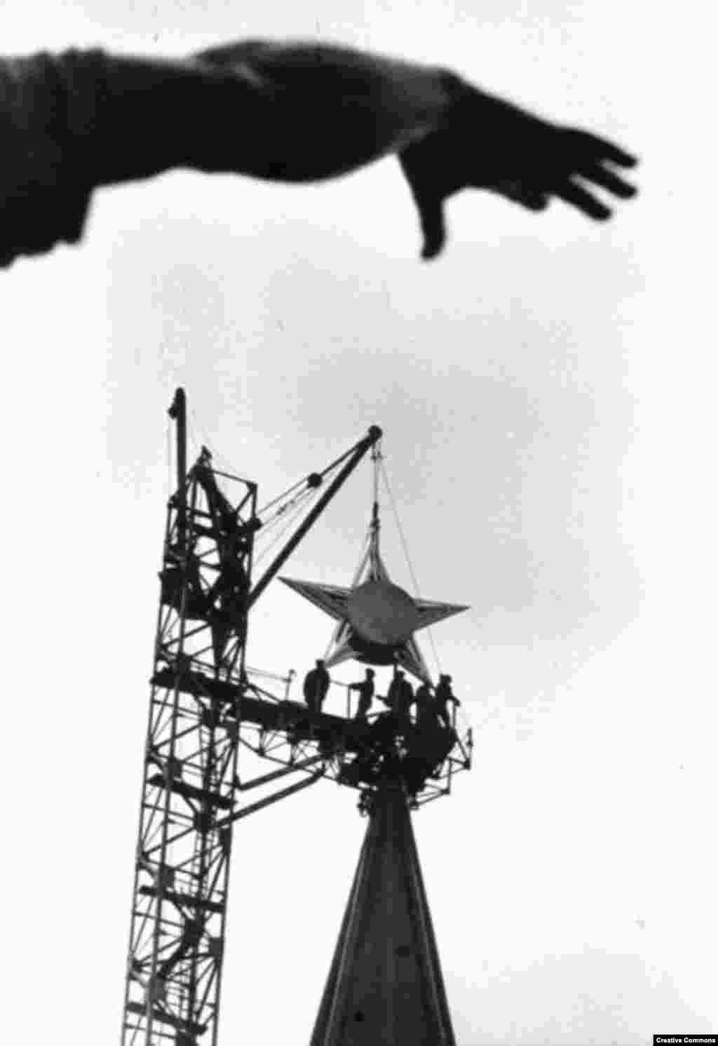 Москвичи жаловались, что звезды получились непропорционально большими и не вязались с архитектурным ансамблем Кремля. 