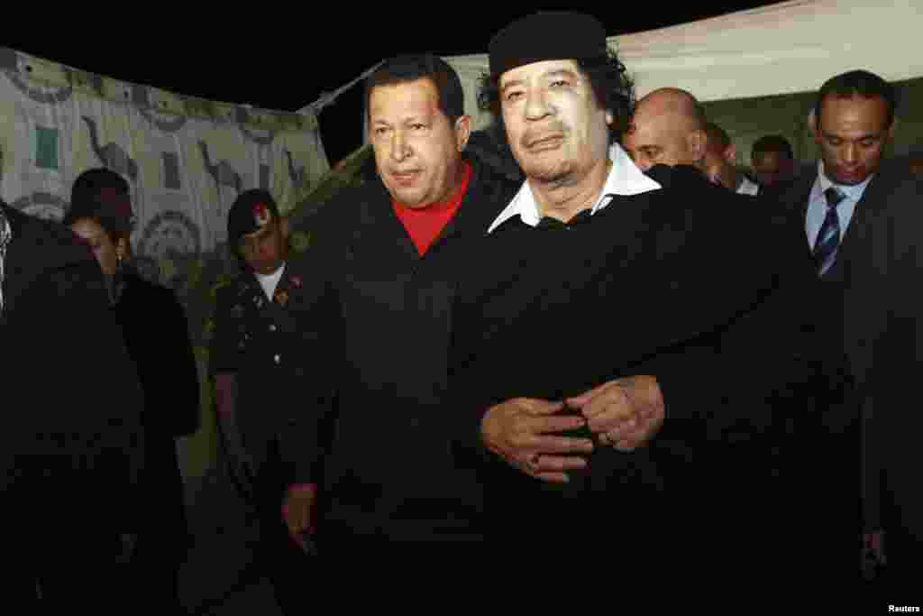 Hugo Chavez sa libijskim liderom Muammarom Gaddafijem u Tripoliju, 22. oktobar 2010. Foto: REUTERS / Jorge Silva