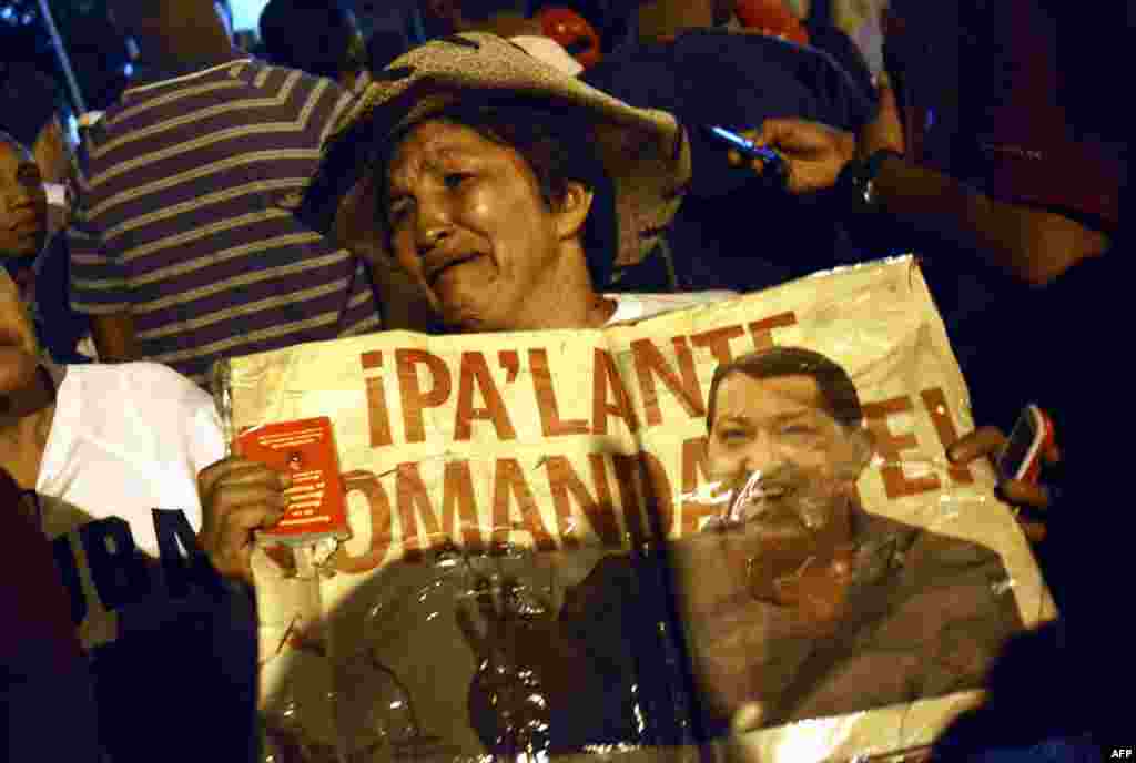 Venecuela - Pristalice preminulog Huge Chaveza ispred bolnice u Caracasu, 5. mart 2013. Foto: AFP / Leo Ramirez