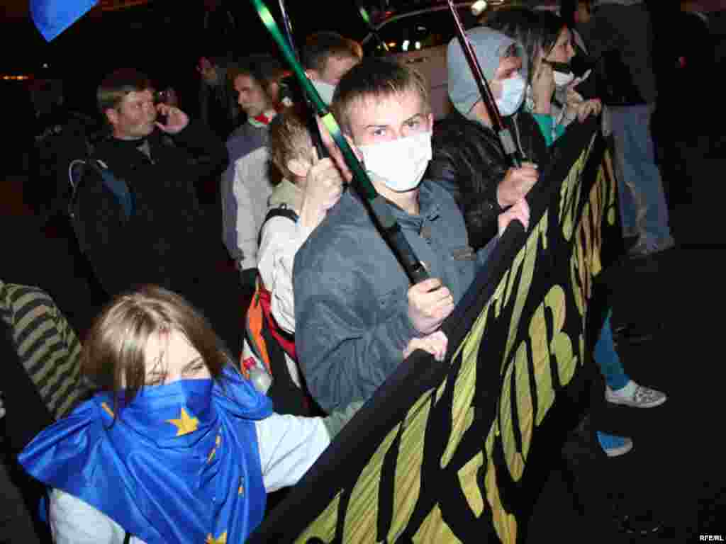 Minskdə Belarus müxalifəti seçkilərin saxtalaşdırılmasına etiraz mitinqi keçirib, 28 sentyabr 2008 - Belarus müxalifətindən heç kim parlamentə düşə bilməyib. Bu haqda Mərkəzi Seçki Komissiyası məlumat verib. Minskdə sentyabrın 28-də Belarus müxalifəti seçkilərin saxtalaşdırılmasına etiraz mitinqi keçirib. Rəsmilər deyirlər ki, aksiyada 400-ə yaxın adam iştirak edib. Onlar arasında müxalifət liderləri – Aleksandr Milinkeviç və Aleksandr Kozulin də olub
