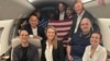 Na fotografiji koju je objavila američka vlada: novinar Wall Street Journala Evan Gershkovich (lijevo), bivši američki marinac Paul Whelan (drugi s desna) i novinarka RSE/RL Alsu Kurmasheva (desno)u avionu nakon što su pušteni iz Rusije 1. avgusta.