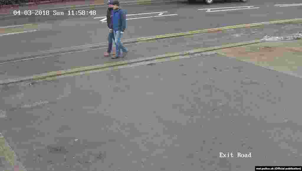 Падазраваныя на Ўілтан-Роўд у Солсбэры 4 сакавіка г. у 11:58 – у адпаведнасьці з дадзенымі паліцыі, непасрэдна перад момантам, калі яны ўжылі яд. Кадар з камэры сачэньня.