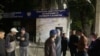 Люди, які підтримують протестувальників, біля поліційного відділку в Алмати після затримання активістів 29 вересня