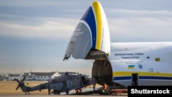 Загрузка вертолета в самолет Ан-124 «Руслан»