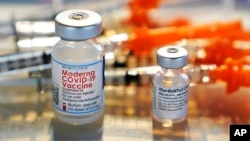 Moderna və Pfizer - BioNTech COVID-19 peyvəndləri üçün flakonlar, 25 fevral 2021