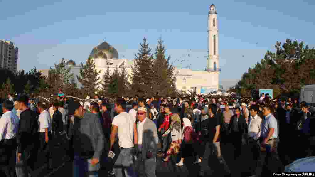 После молитвы в мечети "Гылмани" собравшимся было предложено участвовать в спортивных состязаниях и отведать угощение. 