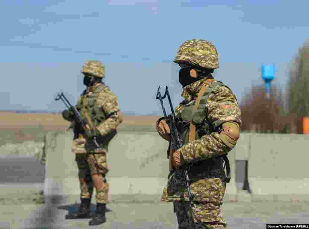 25-марттан баштап өзгөчө абал киргизилген Бишкек шаарына аймактардан келген автоунааларга кирүүгө чектөө коюлду. 