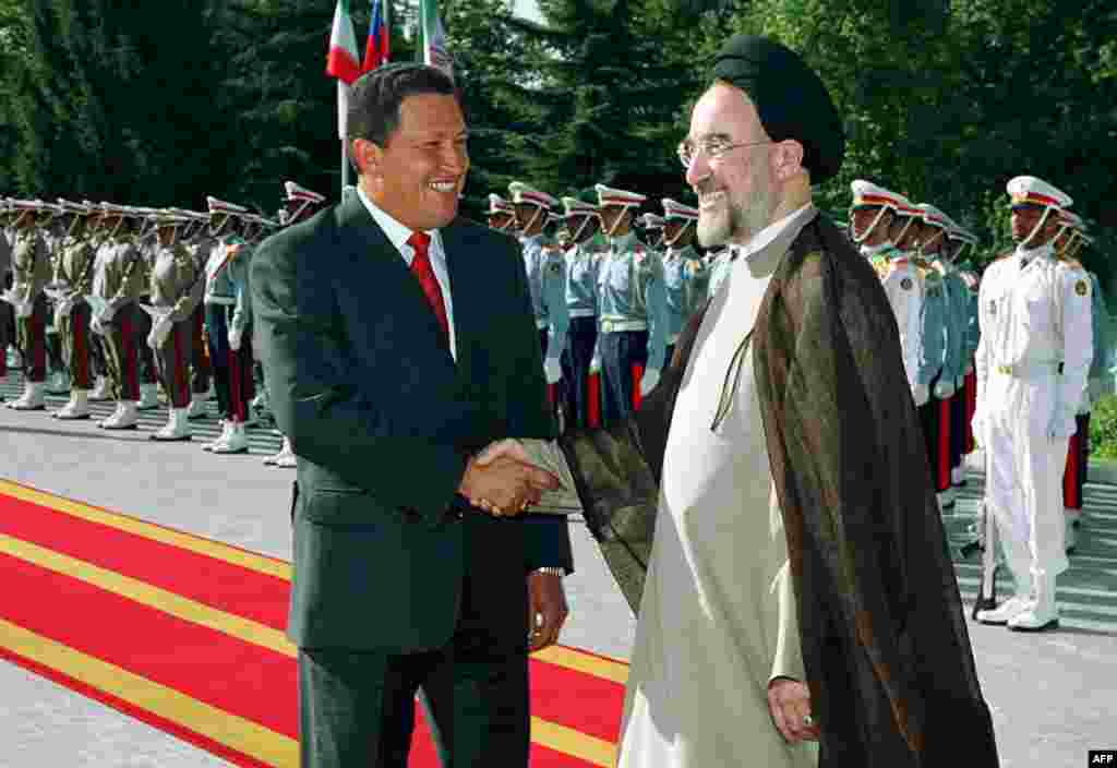 Iranski predsjednik Mohammad Khatami sa venecuelanskim predsjednikom Hugom Chavezem, Teheran, 10. august 2000. Foto: AFP / Bertrand Perres