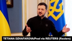 უკრაინის პრეზიდენტმა შეაქო სამთავრობო გუნდი, რომელმაც ამერიკელებთან შეთანხმებაზე იმუშავა და აღნიშნა, რომ დოკუმენტი მომზადების პროცესში მნიშვნელოვნად შეიცვალა. 