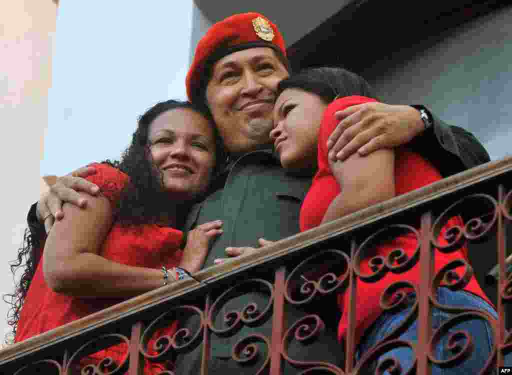 Predsjednik Hugo Chavez sa kćerkama, Marijom i Rosom, Caracas, 4. juli 2011. Foto: AFP / Leo Ramirez