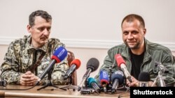 Найвідомішим громадянином Росії, який мешкає в Москві і мав причетність до угруповань на Донбасі, є Ігор Гіркін (ліворуч), знаний за псевдо «Стрєлков». Також у Москві живе так званий «прем’єр-міністр» угруповання «ДНР» у 2014 році Олександр Бородай