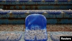 Илустарација, скршени седишта на трибини во Атина по насилен судир меѓу фудбалски ривалски навивачи