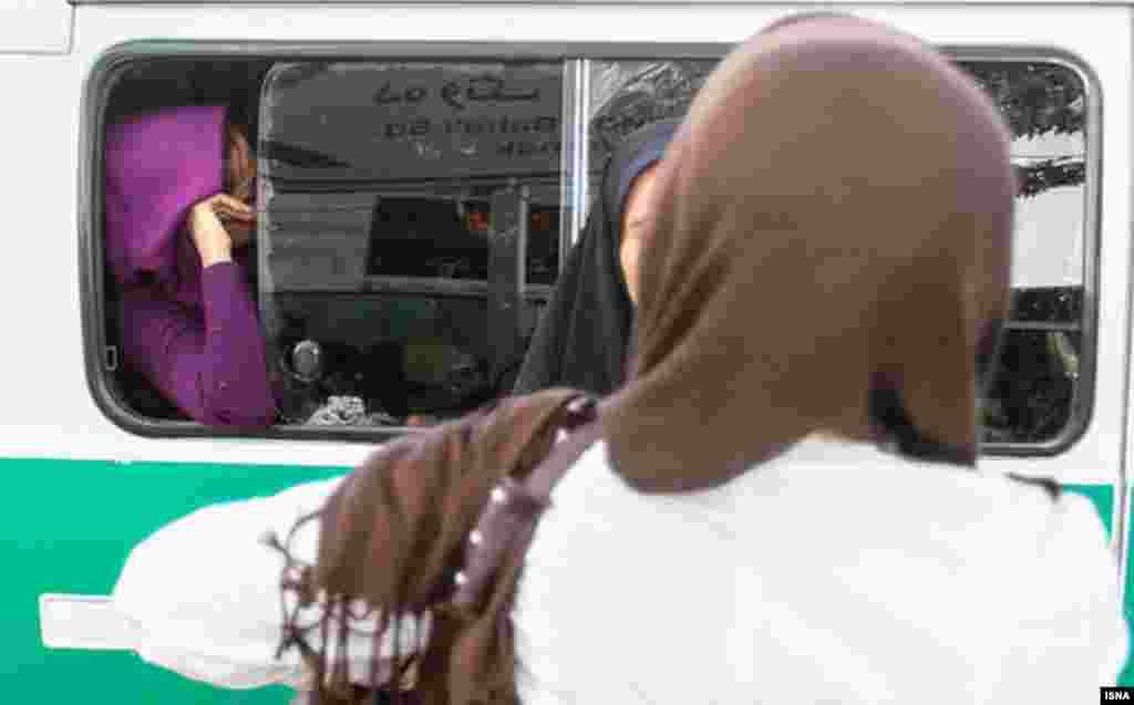 "Namünasib" geyidniyi üçün saxlanan Tehran sakinləri. 11 iyun 2012