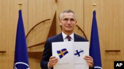 ნატოს გენერალურ მდივანს, იენს სტოლტენბერგს უკავია შვედეთისა და ფინეთის განაცხადები ნატოში გაწევრიანებაზე. ბრიუსელი, 2022 წლის 18 მაისი.