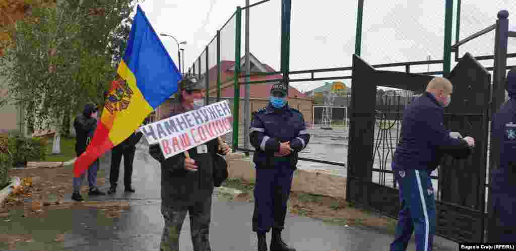 Кілька ветеранів Придністровської війни намагалися перекрити доступ виборців із Придністров’я, які приїжджають машинами