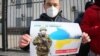 Плакат із зображенням президента Росії Володимира Путіна під час акції «Крим – це Україна» біля російського посольства в Києві, 16 березня 2020 року