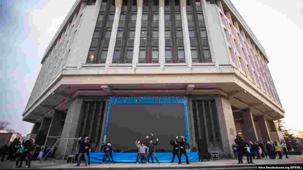 Репетиция концертной программы: по задумке постановщика парни в балаклавах воплощают «фашистов» в мирном Крыму во время событий трехлетней давности