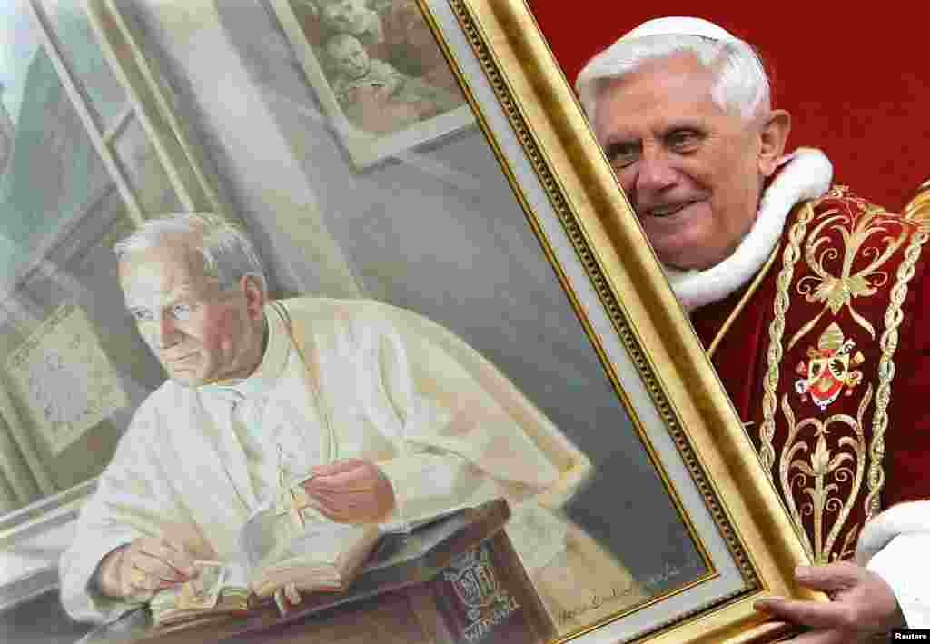 Papa Benedict drži portret svog prethodnika pokojnog Pape Jovana Pavla II u Poljskoj u maju 2006.