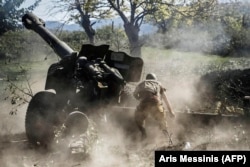 Вірменський боєць веде вогонь з важкої артилерії під час інтенсивного конфлікту з Азербайджаном у 2020 році через Нагірний Карабах