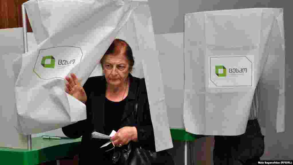 Tbilisidə seçki məntəqəsi. 