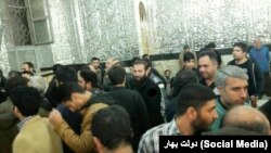 به نوشته کانال تلگرامی دولت بهار، تعدادی از نیروهای لباس شخصی به بست نشینان در حرم عبدالعزیز حمله کردند.