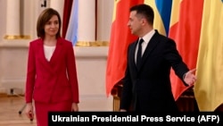 Ukrainian President Volodymyr Zelenskiy (right) meets with his Moldovan counterpart Maia Sandu in Kyiv on January 12.