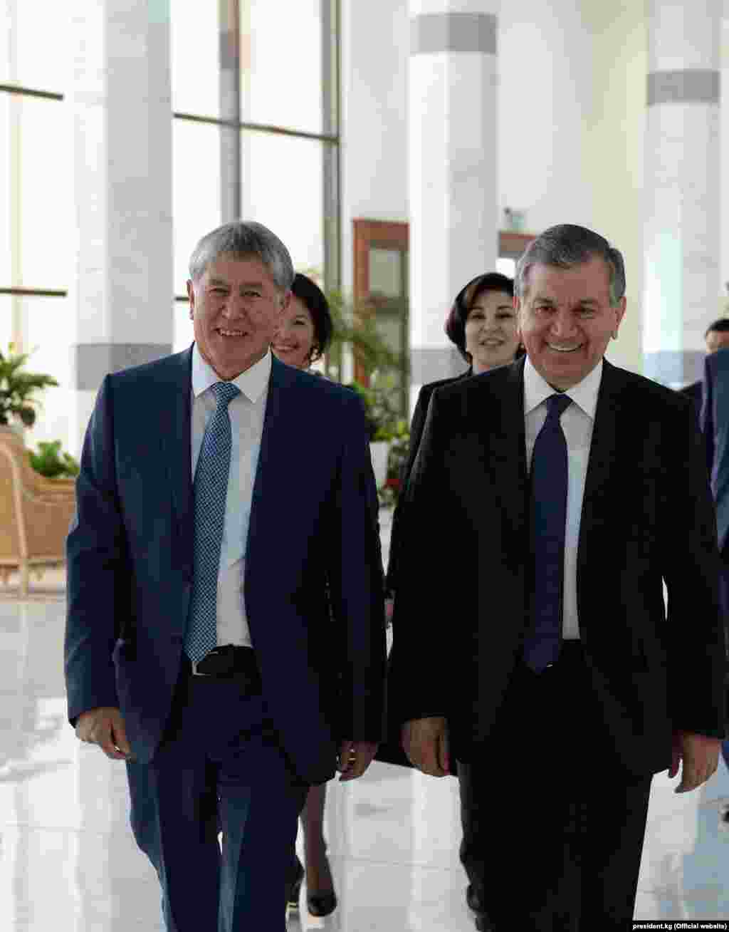 Ўзбекистон - Қирғиз президенти Алмазбек Атамбаев Тошкентга келди¸ Мирзиëев ҳамкасбини аэропортда ўзи кутиб олди.