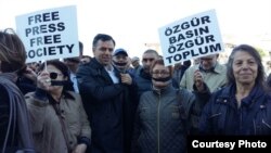 ჯენ დიუნდარისა და ერდემ გიულის მხარდამჭერების აქცია