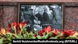 На Вадима Комарова напали 4 травня 2019 року. у Черкасах. Він провів у комі 46 днів і помер, не прийшовши до тями. Журналіст публікував резонансні матеріали, які викривали корупцію. До того на нього уже двічі скоювали напади.
