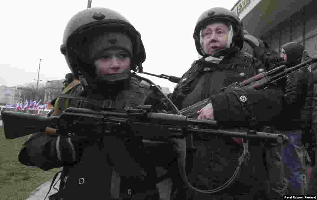 Окупований Крим. Хлопчик і літня жінка з автоматами під час святкування «Дня захисника вітчизни» в Сімферополі, 23 лютого 2018 року