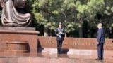 Глава МИД РФ Сергей Лавров у мемориала «Скорбящая мать» в Самарканде, 23 апреля 2025 года