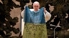 Papa je početkom travnja također govorio o Ukrajini, pokazavši zastavu koji je dobio iz Buče gdje su nad civilima počinjeni zločini tijekom ruske invazije