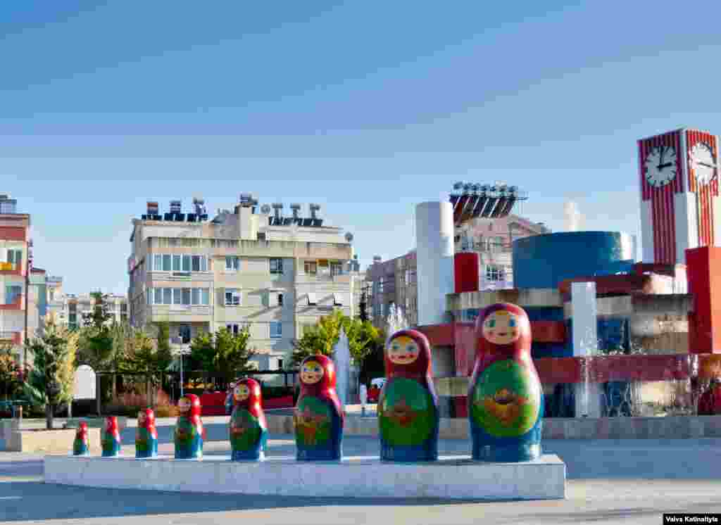 Konyaaltıdakı "Rus parkı"nda matryoşkalar