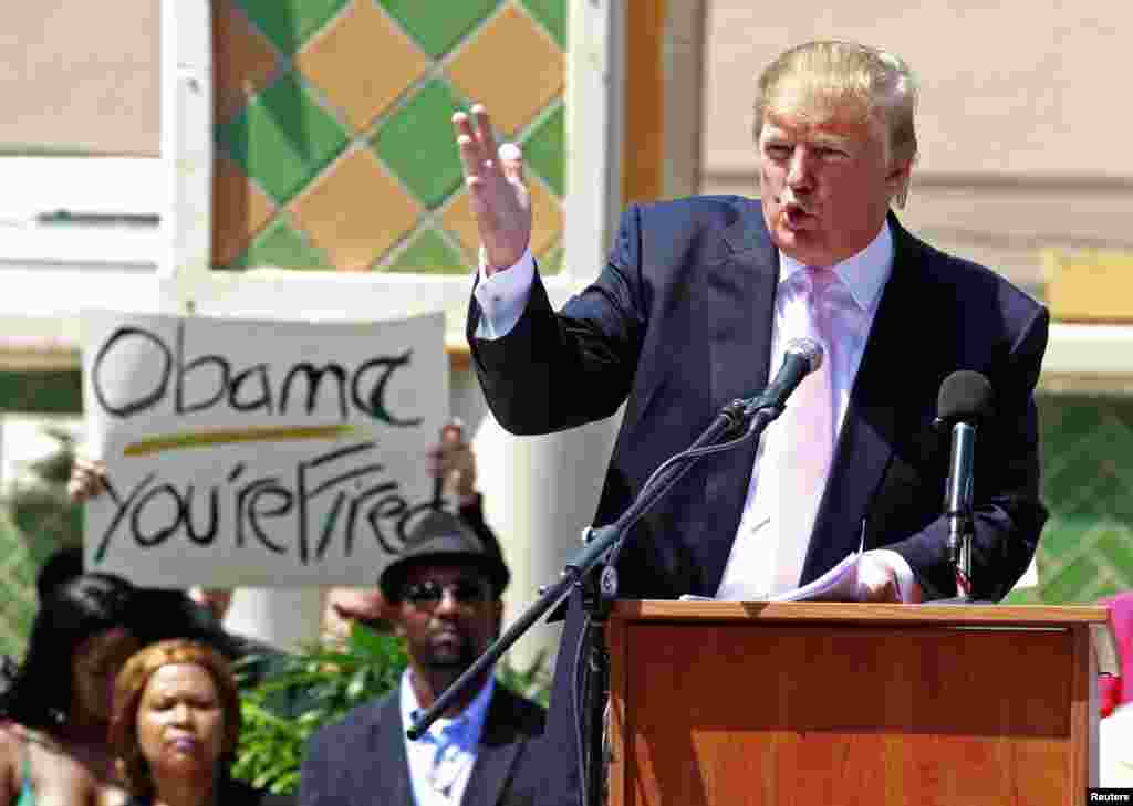 Трамп выступает на шествии движения «Чаепития» во Флориде в 2011 году. В речи, обращенной к ультраконсервативной фракции Республиканской партии, он обрушился с критикой на Барака Обаму. 