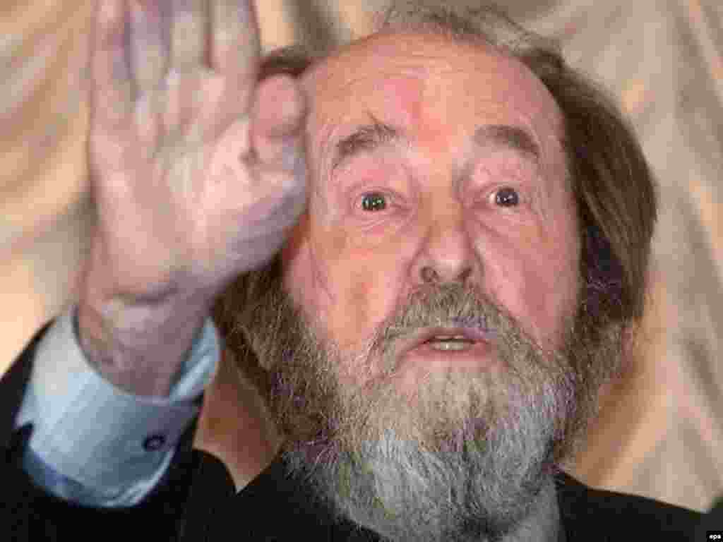 Аляксандар Салжаніцын, 2000 - epa01430296 (FILE) Picture dated 16 May 2000 shows Russian writer and Nobel Prize winner Alexander Solzhenitsin gesturing during his public speech in the Russian State Library in Moscow, as he meets with his readers.