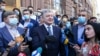 Петро Порошенко біля будівлі ДБР