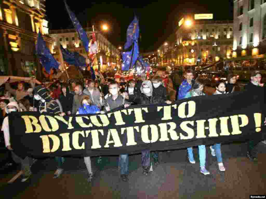Minskdə Belarus müxalifəti seçkilərin saxtalaşdırılmasına etiraz mitinqi keçirib, 28 sentyabr 2008 - Belarus müxalifətindən heç kim parlamentə düşə bilməyib. Bu haqda Mərkəzi Seçki Komissiyası məlumat verib. Minskdə sentyabrın 28-də Belarus müxalifəti seçkilərin saxtalaşdırılmasına etiraz mitinqi keçirib. Rəsmilər deyirlər ki, aksiyada 400-ə yaxın adam iştirak edib. Onlar arasında müxalifət liderləri – Aleksandr Milinkeviç və Aleksandr Kozulin də olub