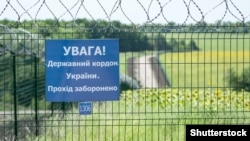«Жінка, яка є усиновлювачем, опікуном, піклувальником, однією з прийомних батьків або однією з батьків-вихователів, яка виховує дитину/дітей до 18 років, може виїхати за кордон для відвідування дитини або її супроводу», – ДПСУ
