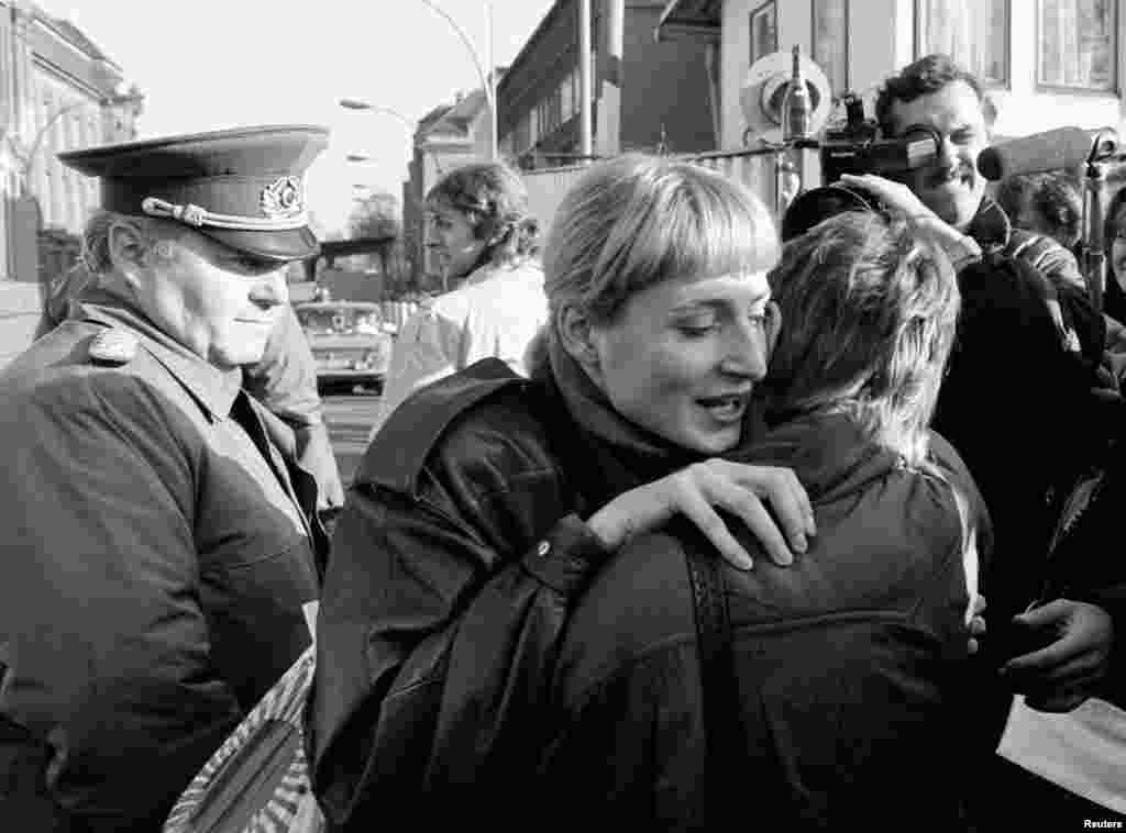 Обійми жителів Берліна, не розділеного більше. 10 листопада 1989 року