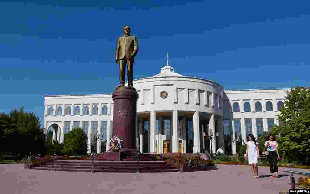 Экспозиция открылась в феврале во дворце "Оксарой" (в переводе с узбекского означает "Белый дворец"), где жил и работал Каримов вплоть до смерти в 2016 году. 